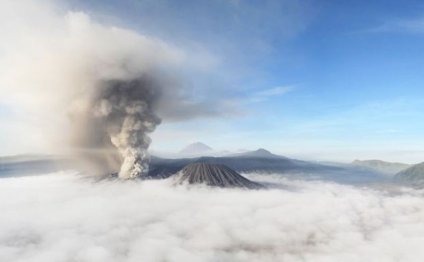 Действующий вулкан Бромо в