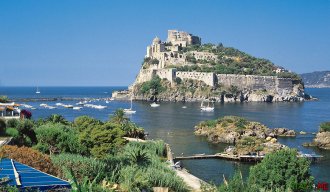 Арагонский замок - главная достопримечательность острова Искья в Италии