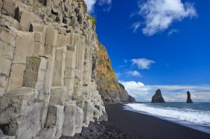 Черный песок на пляже Вик в Исландии