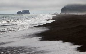 Черный пляж Халактырка на Камчатке