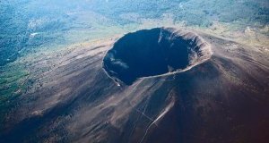 Фото кратер вулкана Везувий в самолета