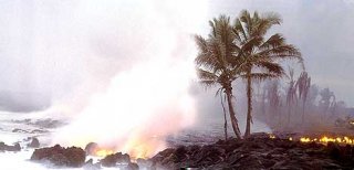 Гавайские острова. Вода кипит при соприкосновении с раскаленной докрасна базальтовой лавой, когда та стекает в Тихий океан у Калапана, на юго-восточном берегу острова Гавайи