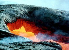 Самый большой вулкан Мауна-Лоа является действующим