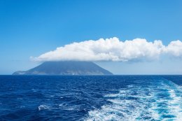 Вулканический остров Стромболи вблизи Сицилии